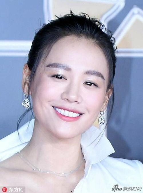 马思纯微笑生活照,展现生活美好瞬间